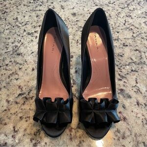Tahari Sloan black satin peep toe women’s size 8